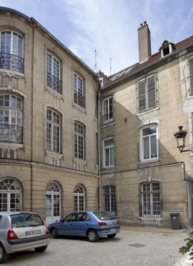 Logis principal : détail de la façade postérieure et de l'aile droite de l'escalier, de trois quarts gauche. © Région Bourgogne-Franche-Comté, Inventaire du Patrimoine