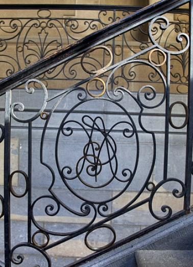 Aile de l'escalier : détail d'un motif de la rampe d'escalier. © Région Bourgogne-Franche-Comté, Inventaire du Patrimoine