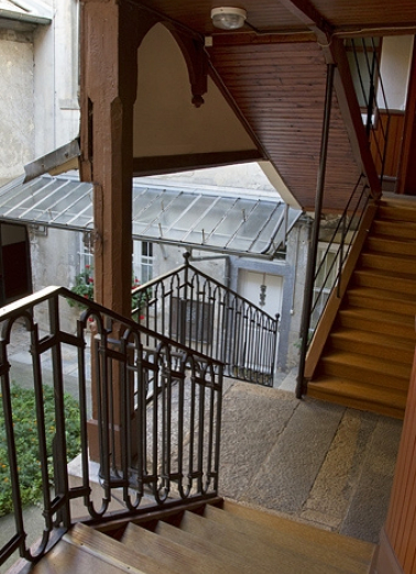 Escalier à cage ouverte : vue depuis l'intérieur. © Région Bourgogne-Franche-Comté, Inventaire du Patrimoine