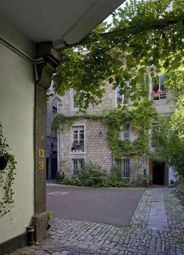 Vue de la cour depuis le passage cocher. © Région Bourgogne-Franche-Comté, Inventaire du Patrimoine