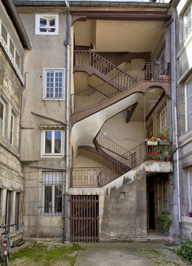 Vue d'ensemble de l'escalier à cage ouverte de la première cour : de face. © Région Bourgogne-Franche-Comté, Inventaire du Patrimoine