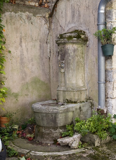 Vue d'ensemble de la borne fontaine située dans la cour. © Région Bourgogne-Franche-Comté, Inventaire du Patrimoine