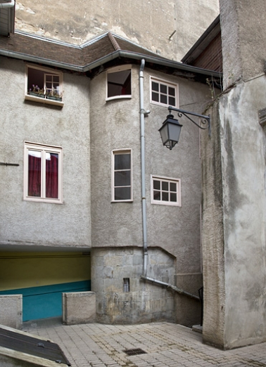Vue d'ensemble de l'escalier à cage ouverte depuis le fond de la cour, de trois quarts gauche. © Région Bourgogne-Franche-Comté, Inventaire du Patrimoine