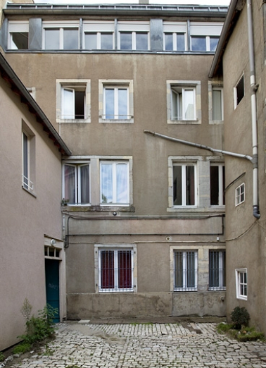 Premier logis secondaire : vue d'ensemble de la façade postérieure, de face. © Région Bourgogne-Franche-Comté, Inventaire du Patrimoine
