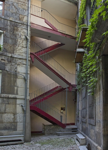 Vue d'ensemble de l'escalier à cage ouverte sur cour, de face. © Région Bourgogne-Franche-Comté, Inventaire du Patrimoine