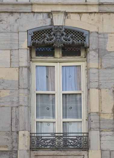 Logis principal, façade antérieure : détail d'une fenêtre du premier étage. © Région Bourgogne-Franche-Comté, Inventaire du Patrimoine