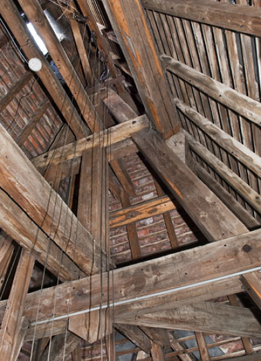 Les filins actionnant les cloches fixées au faîtage de la toiture. © Région Bourgogne-Franche-Comté, Inventaire du patrimoine