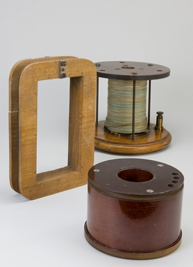Ensemble de trois bobines électriques. © Région Bourgogne-Franche-Comté, Inventaire du patrimoine Ensemble de trois bobines électriques. © Région Bourgogne-Franche-Comté, Inventaire du patrimoine