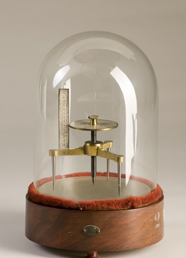 Vue d'ensemble, sous sa cloche en verre. © Région Bourgogne-Franche-Comté, Inventaire du patrimoine Vue d'ensemble, sous sa cloche en verre. © Région Bourgogne-Franche-Comté, Inventaire du patrimoine