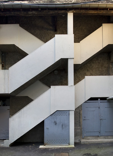 Maison : vue d'ensemble d'un escalier à cage ouverte restauré à la fin du XXe siècle. © Région Bourgogne-Franche-Comté, Inventaire du Patrimoine