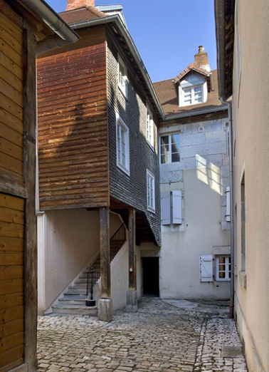 Logis secondaire : détail de l'escalier à cage ouverte. © Région Bourgogne-Franche-Comté, Inventaire du Patrimoine