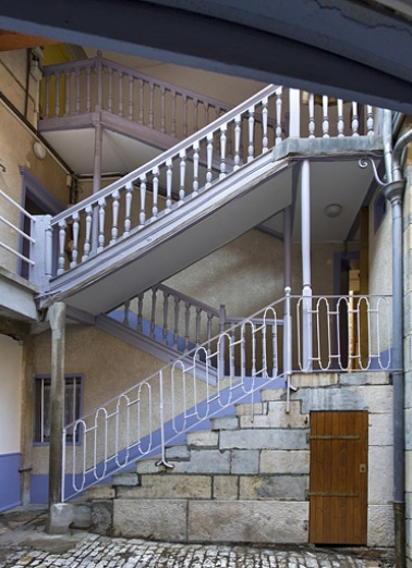 Vue d'ensemble de l'escalier à cage ouverte dans la première cour. © Région Bourgogne-Franche-Comté, Inventaire du Patrimoine