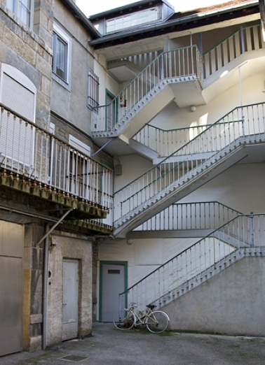 Vue de l'escalier à cage ouverte dans la deuxième cour. © Région Bourgogne-Franche-Comté, Inventaire du Patrimoine