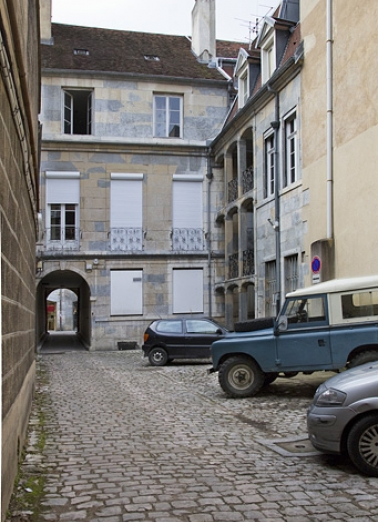 Vue d'ensemble de la façade postérieure du logis principal depuis le fond de la première cour. © Région Bourgogne-Franche-Comté, Inventaire du Patrimoine
