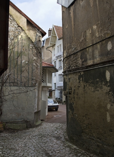 Vue d'ensemble du passage entre la deuxième et la troisième cour. © Région Bourgogne-Franche-Comté, Inventaire du Patrimoine