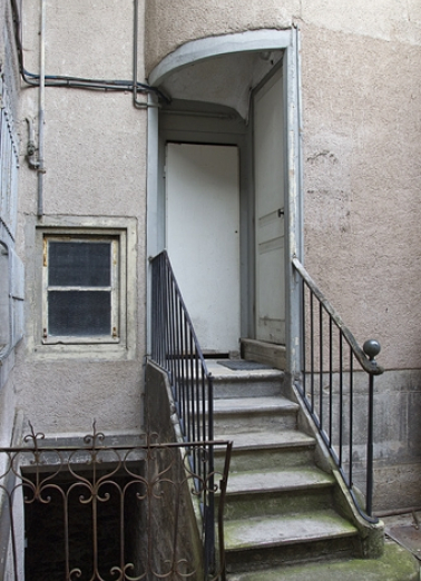 Vue du départ de l'escalier distribuant les logis secondaires des première et deuxième cours. © Région Bourgogne-Franche-Comté, Inventaire du Patrimoine
