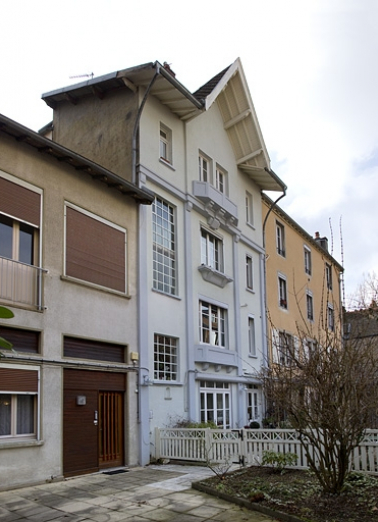Vue d'ensemble des logis secondaires dans les troisième et quatrième cours, depuis le fond de la parcelle. © Région Bourgogne-Franche-Comté, Inventaire du Patrimoine
