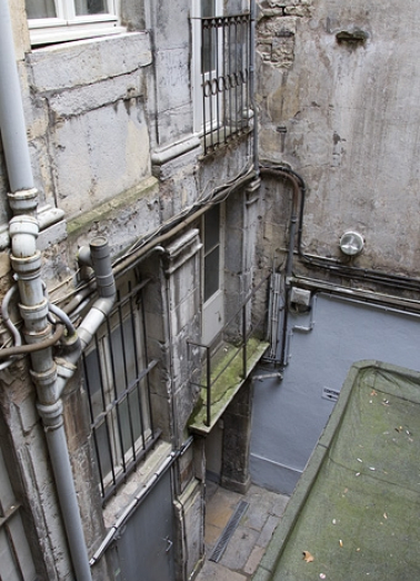 Logis secondaire : détail d'une partie de la façade à partir du rez-de-chaussée sur la première cour. © Région Bourgogne-Franche-Comté, Inventaire du Patrimoine