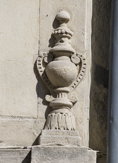 Façade antérieure : détail du décor en urne cantonnant la façade au-dessus du premier étage. © Région Bourgogne-Franche-Comté, Inventaire du Patrimoine