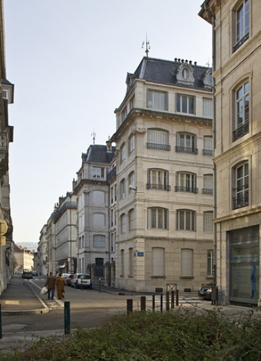 Façade postérieure, vue éloignée : de trois quarts droit. © Région Bourgogne-Franche-Comté, Inventaire du Patrimoine Façade postérieure, vue éloignée : de trois quarts droit. © Région Bourgogne-Franche-Comté, Inventaire du Patrimoine