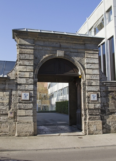 Vue d'ensemble du portail dans clôture, de face. © Région Bourgogne-Franche-Comté, Inventaire du Patrimoine