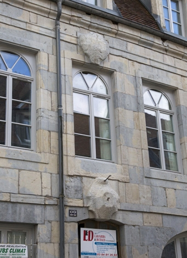 Façade antérieure : détail des pierres d'attente épannelées sur la porte du couloir et d'une fenêtre de l'étage. © Région Bourgogne-Franche-Comté, Inventaire du Patrimoine