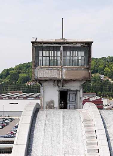 Entrepôt de stockage de véhicules (201) : vue rapprochée de la guérite. © Région Bourgogne-Franche-Comté, Inventaire du patrimoine Entrepôt de stockage de véhicules (201) : vue rapprochée de la guérite. © Région Bourgogne-Franche-Comté, Inventaire du patrimoine