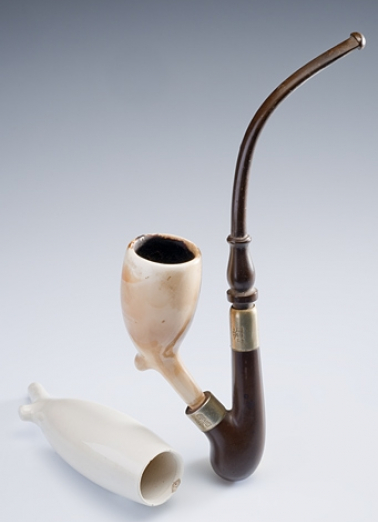 Pipe en ébonite, bois et faïence. © Région Bourgogne-Franche-Comté, Inventaire du patrimoine Pipe en ébonite, bois et faïence. © Région Bourgogne-Franche-Comté, Inventaire du patrimoine