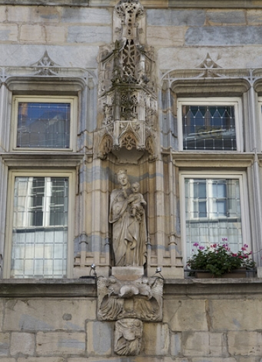 Maison de ville de l'abbaye de la Charité, façade antérieure : détail de la niche, vue rapprochée. © Région Bourgogne-Franche-Comté, Inventaire du Patrimoine
