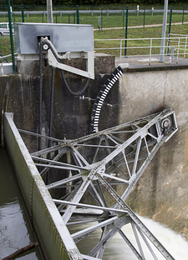 Barrage : système d'ouverture d'une vanne secteur (vanne évacuateur de crue). © Région Bourgogne-Franche-Comté, Inventaire du patrimoine Barrage : système d'ouverture d'une vanne secteur (vanne évacuateur de crue). © Région Bourgogne-Franche-Comté, Inventaire du patrimoine