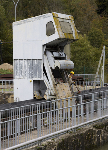 Prise d'eau : le dégrilleur, de trois quarts gauche. © Région Bourgogne-Franche-Comté, Inventaire du patrimoine Prise d'eau : le dégrilleur, de trois quarts gauche. © Région Bourgogne-Franche-Comté, Inventaire du patrimoine