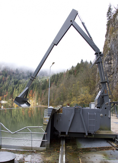 Prise d'eau : dégrilleur automatique (utilisé pour le nettoyage des grilles de protection). © Région Bourgogne-Franche-Comté, Inventaire du patrimoine Prise d'eau : dégrilleur automatique (utilisé pour le nettoyage des grilles de protection). © Région Bourgogne-Franche-Comté, Inventaire du patrimoine