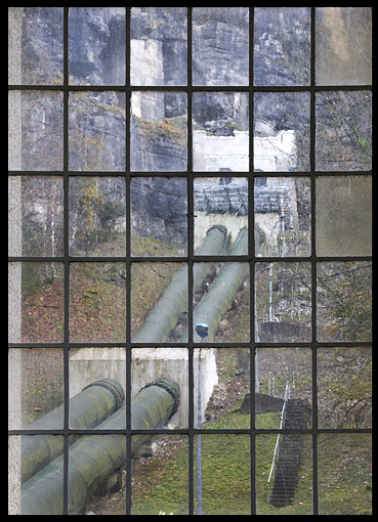 Conduite forcée, vue depuis l'intérieur de la salle des machines. © Région Bourgogne-Franche-Comté, Inventaire du patrimoine Conduite forcée, vue depuis l'intérieur de la salle des machines. © Région Bourgogne-Franche-Comté, Inventaire du patrimoine