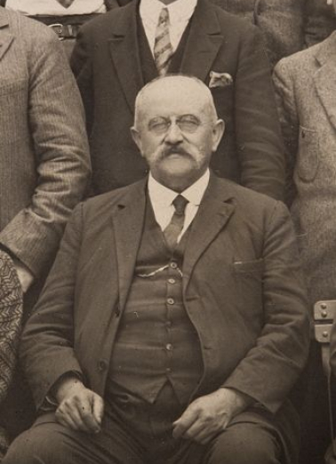 Ecole nationale d'Optique de Morez. Participants à la semaine de l'Enseignement de l'Optique 1927 [détail du directeur Jules Monneret]. © Région Bourgogne-Franche-Comté, Inventaire du patrimoine