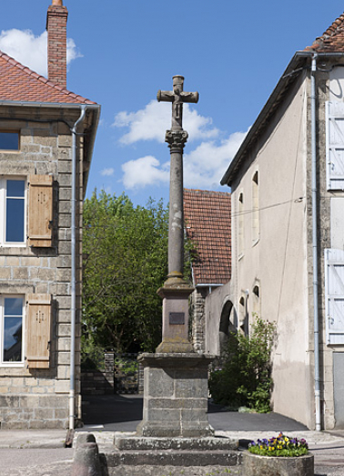 Croix monumentale dite La Belle Croix, vue générale de face. © Région Bourgogne-Franche-Comté, Inventaire du patrimoine Croix monumentale dite La Belle Croix, vue générale de face. © Région Bourgogne-Franche-Comté, Inventaire du patrimoine