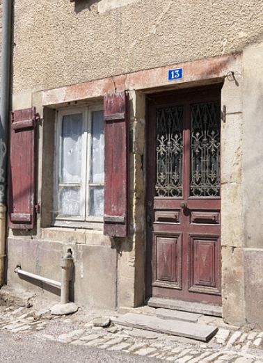 Maison de commerçant, 13 rue des Ruaux : exemple de revêtement à l'imitation du grès sur l'encadrement en pierre de taille de la porte d'entrée. © Région Bourgogne-Franche-Comté, Inventaire du patrimoine