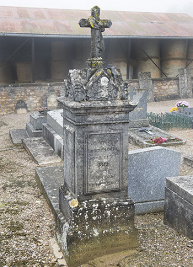 Tombeau de Laurent Marchal. Epitaphe gravée sur la face antérieure : ICI REPOSE/ LAURENT MARCHAL / DECEDE LE 27BRE / 1881 / UNE PRIERE / S'IL VOUS PLAIT ! Le revers comporte une autre épitaphe. © Région Bourgogne-Franche-Comté, Inventaire du patrimoine