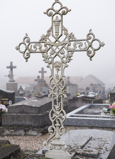 Tombeau précédent. Détail : croix en fonte ornée de volutes, ruban et urne. © Région Bourgogne-Franche-Comté, Inventaire du patrimoine