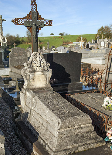Tombeau de Félicie Cordier. Inscription funéraire : ICI REPOSE / FELICIE CORDIER / EPOUSE BERTRAND / 1847-1886 (?). Plaque ajoutée sur la tombe : GABRIELLE / BERTRAND / EPOUSE / MOUTARD / 1873-1949. © Région Bourgogne-Franche-Comté, Inventaire du patrimoine