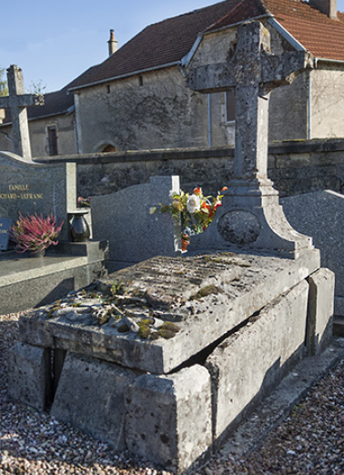 Tombeau de Jean-Pierre Pelissier. Inscription gravée sur un écu placé sur la tombe : ICI REPOSE EN DIEU / JEAN-PIERRE PELISSIER / OFFICIER EN RETRAITE / CHEVALIER DE LA / LEGION D'HONNEUR [...] 1884 [...] DANS SA 86E ANNEE. © Région Bourgogne-Franche-Comté, Inventaire du patrimoine