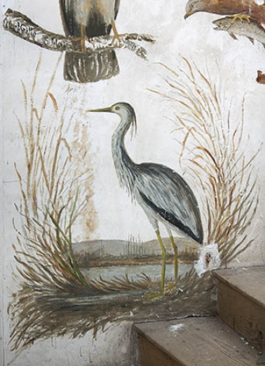 Détail des représentations d'oiseaux exécutées dans la cage de l'escalier menant au grenier : héron. © Région Bourgogne-Franche-Comté, Inventaire du patrimoine