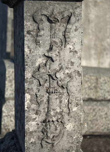 Tombeau de Charles Petit et de son épouse Eugénie Queminet : détail, torche renversée. © Région Bourgogne-Franche-Comté, Inventaire du patrimoine