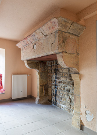 Maison, 11 place de la Mairie (attenante au presbytère) : cheminée en pierre de l'ancienne cuisine. © Région Bourgogne-Franche-Comté, Inventaire du patrimoine