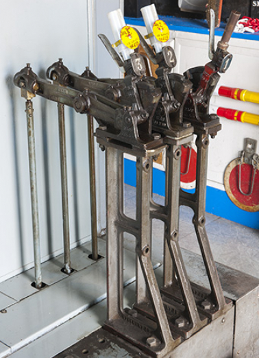 Gare de Port-d'Atelier, poste d'aiguillage : manettes de commande. © Région Bourgogne-Franche-Comté, Inventaire du patrimoine Gare de Port-d'Atelier, poste d'aiguillage : manettes de commande. © Région Bourgogne-Franche-Comté, Inventaire du patrimoine