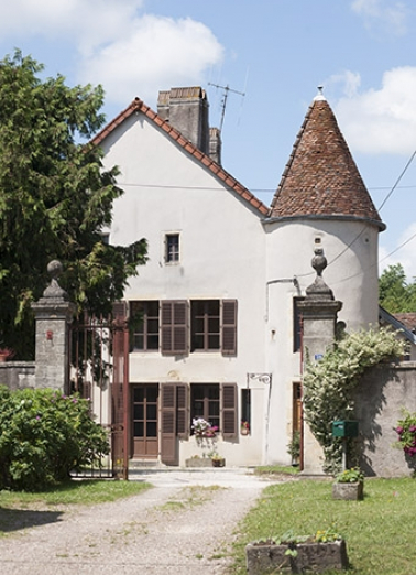 Façade antérieure et tour nord, depuis l'entrée. © Région Bourgogne-Franche-Comté, Inventaire du patrimoine Façade antérieure et tour nord, depuis l'entrée. © Région Bourgogne-Franche-Comté, Inventaire du patrimoine