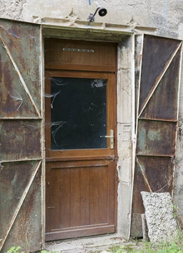 Façade latérale droite de la maison, détail de la baie en accolade modifiée. © Région Bourgogne-Franche-Comté, Inventaire du patrimoine Façade latérale droite de la maison, détail de la baie en accolade modifiée. © Région Bourgogne-Franche-Comté, Inventaire du patrimoine