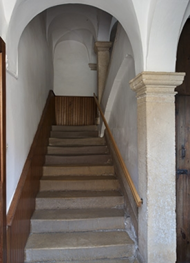 Départ de l'escalier intérieur conduisant à l'étage. © Région Bourgogne-Franche-Comté, Inventaire du patrimoine