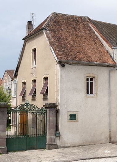 Partie droite de l'ancienne grange, actuellement occupée par des logements. © Région Bourgogne-Franche-Comté, Inventaire du patrimoine