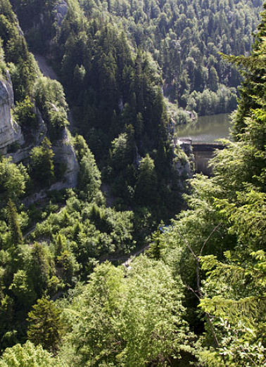 Barrage du Châtelot (communes de Villers-le-Lac, France, et des Planchettes, Suisse) : vue plongeante sur la vallée.  © Région Bourgogne-Franche-Comté, Inventaire du patrimoine Barrage du Châtelot (communes de Villers-le-Lac, France, et des Planchettes, Suisse) : vue plongeante sur la vallée.  © Région Bourgogne-Franche-Comté, Inventaire du patrimoine