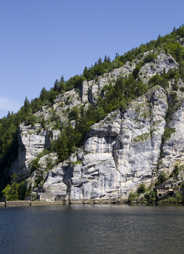 Barrage du châtelot : le rocher rive droite, depuis l'amont. © Région Bourgogne-Franche-Comté, Inventaire du patrimoine Barrage du châtelot : le rocher rive droite, depuis l'amont. © Région Bourgogne-Franche-Comté, Inventaire du patrimoine